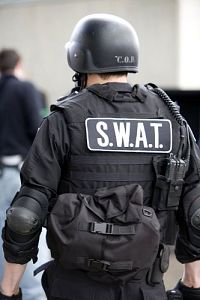 S.W.A.T. - Firefight [DVD], 8