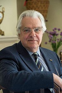 Ein Gentleman in Arles – Gefährliche Geschäfte, 2