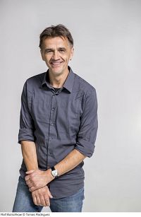 Hier stimmt ja fast gar nichts!, 1