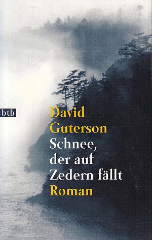 Schnee, der auf Zedern fällt