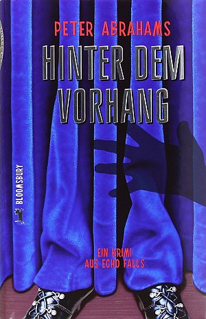 Hinter dem Vorhang