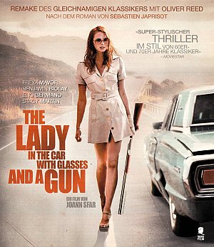 La dame dans l'auto avec des lunettes et un fusil...