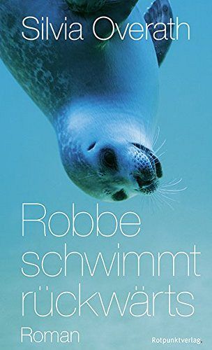 Robbe schwimmt rückwärts