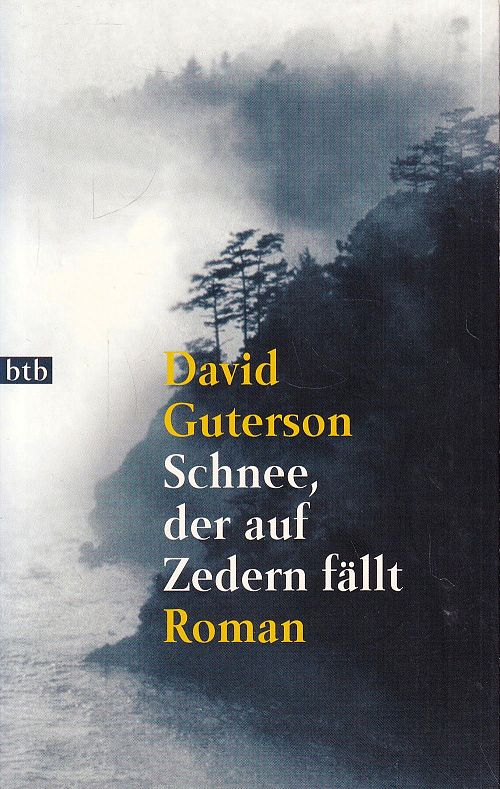 Schnee, der auf Zedern fällt 