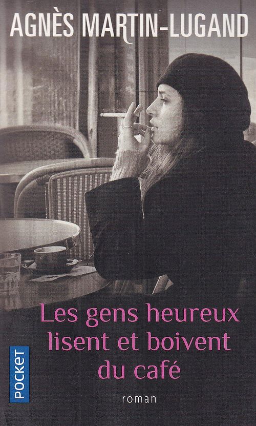 Les gens heureux lisent et boivent du café