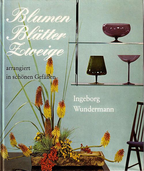 Blumen, Blätter, Zweige arrangiert in schönen Gefässen